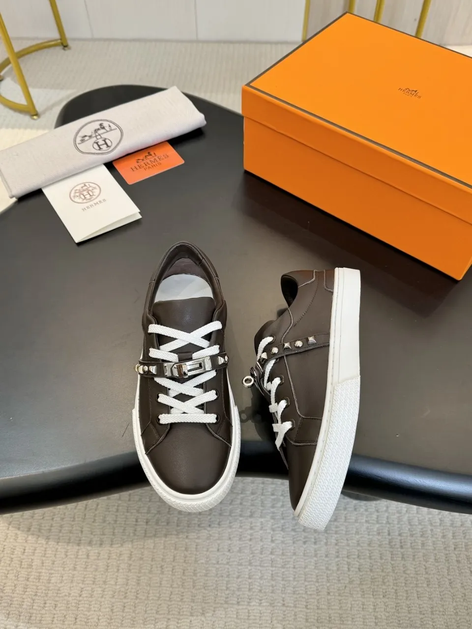 Men's Men's Shoes💰620❤️❤️❤️HERMES 2021 latest Kelly buckle white sneakers are online! The highest version on the market! Purchasing level quality! The H family rarely produces flat casual shoes, and they are styled with classic palladium-plated Kelly shoe buckles! Create a fashionable urban look that perfectly embodies the noble and elegant style of Hermès! Material selection: Fabric imported cowhide, lining + foot pads imported sheepskin, original molded TPU outsole, heavy gold molded kelly buckle full of texture Size: Female: 35-41 (41 is not returnable) Male: 39-45 (45 is not returnable)